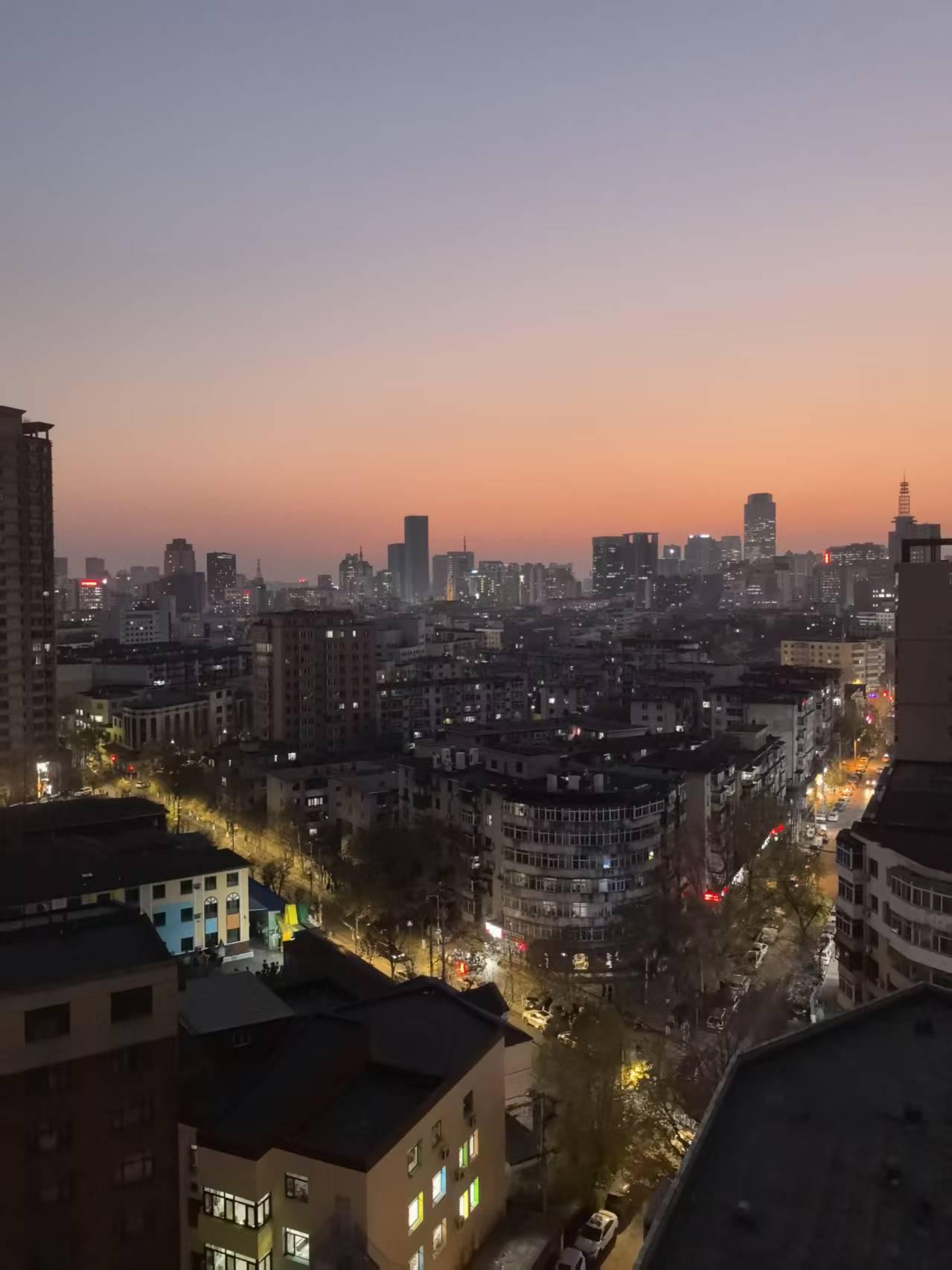 每一份的坚持，都是在给未来铺路
 
早高峰的地铁里，有人背着电脑啃着包子赶去开会