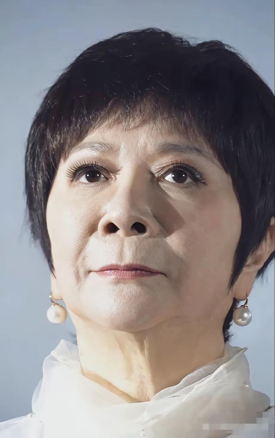 蔡明年轻时貌美如花，动作玲动，可惜她没有华丽转身，且越挫越勇，一直犟到快七十岁也