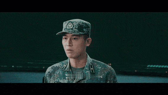 欧豪军装穿上就别脱了军装上身硬汉气场直接拉满，气质浑然天成，造型适配度无可替代！