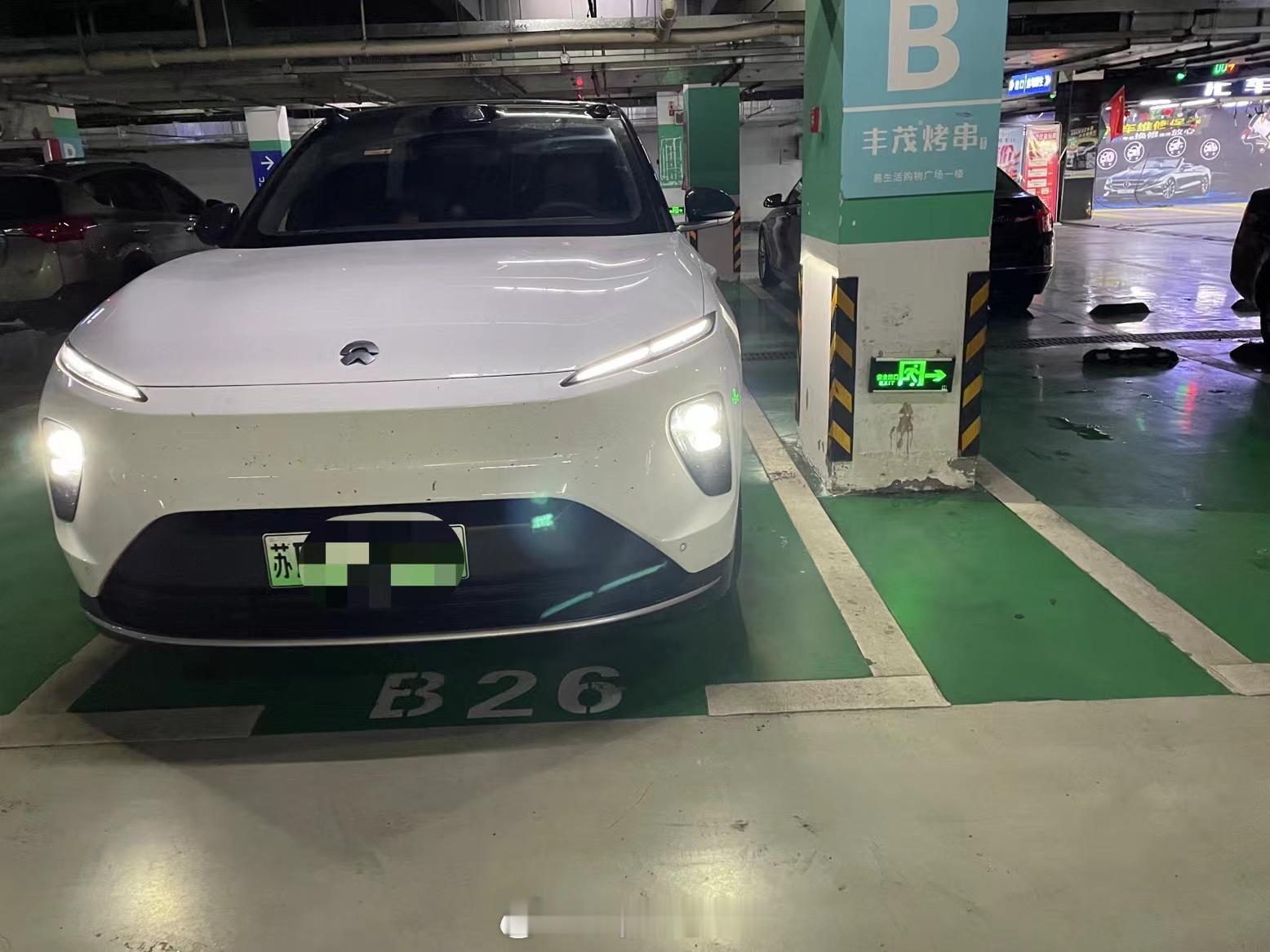 #自动泊车##蔚来es8[超话]# 这家伙还挺会为方便我下车，避开左边柱子，往右