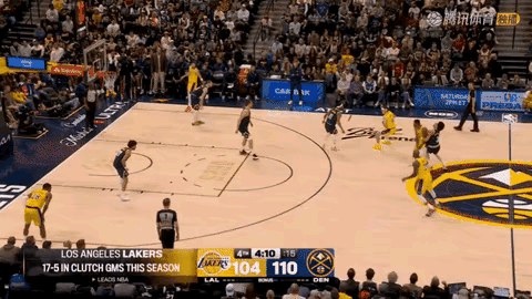 吓出一身冷汗，以为詹姆斯左手要废了。
詹姆斯在左侧45度，持球直杀内线，面对约基