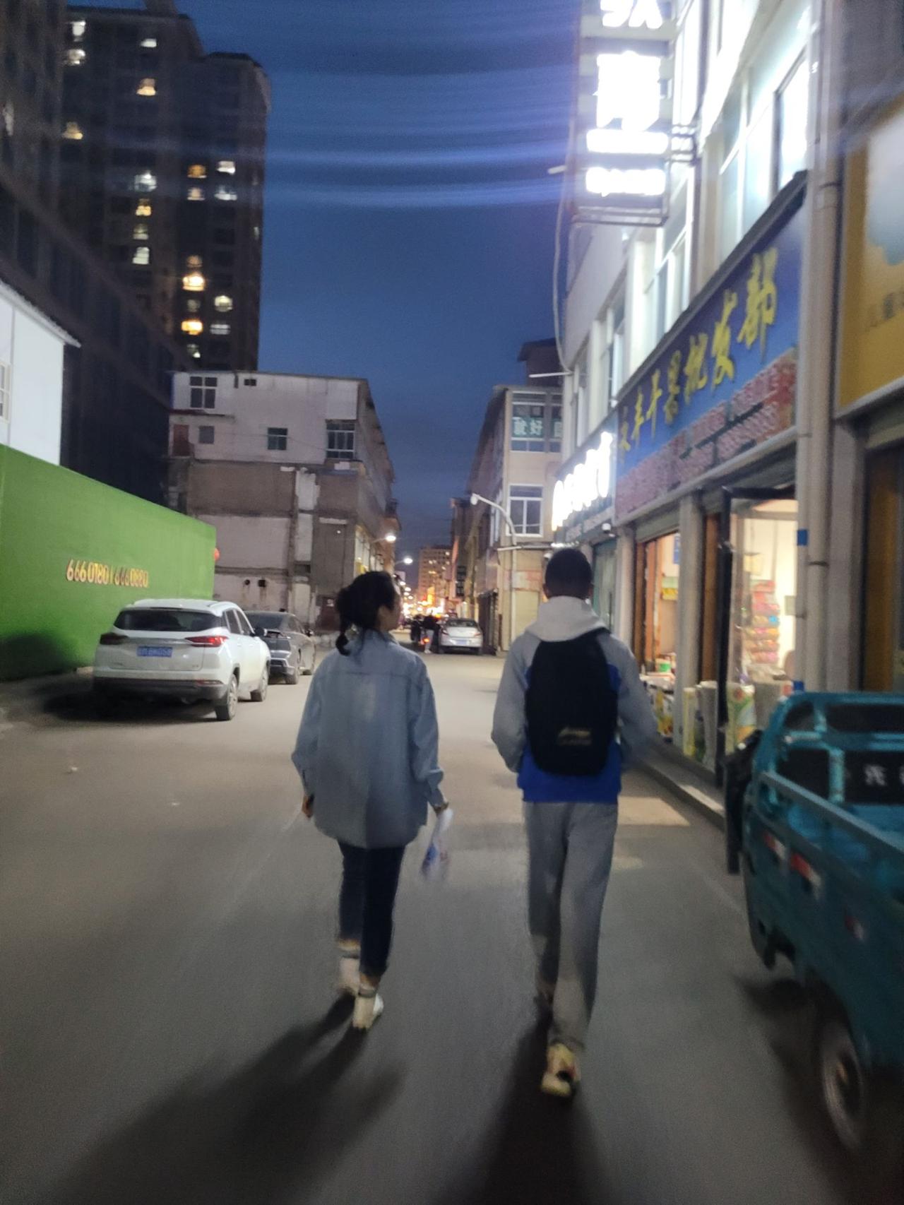今天中午读高三的侄女打来电话，带着哭腔说，小姑我想回家，你能来接我不？

我挂了