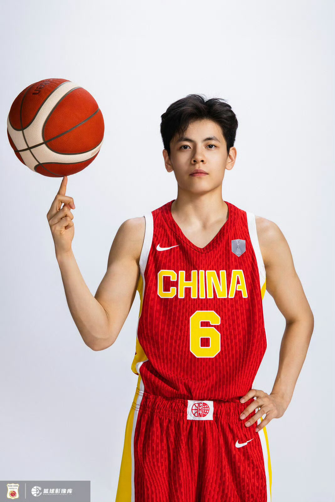 女篮主帅被小孩姐当小孩了女篮主帅被小孩姐当成小孩，那场面，尴尬又搞笑，关键是主帅