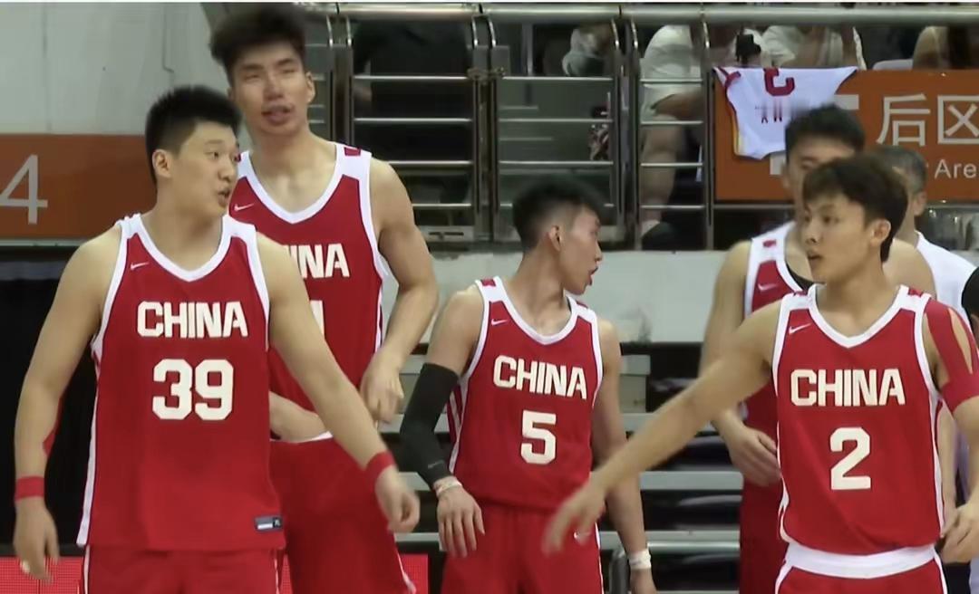 中国男篮在南京站热身赛中以75-72险胜波黑队，豪取四连胜收官。这场硬仗展现了中