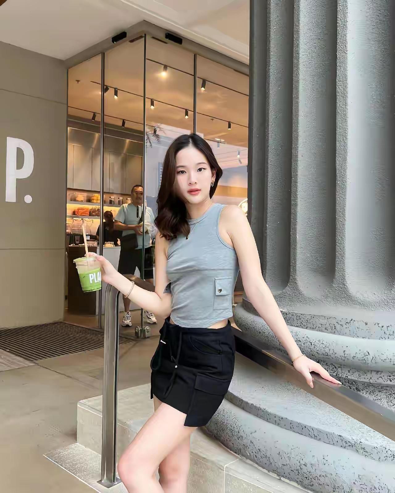 绿杯映日影，轻衫拂春风。