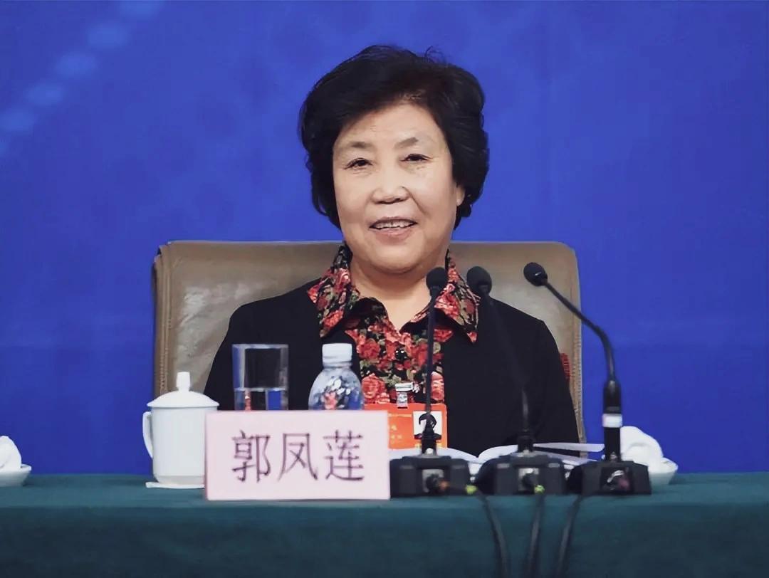 1980年，33岁的郭凤莲被叫进大寨党支部办公室，上级来人念了一份调令：免去大寨