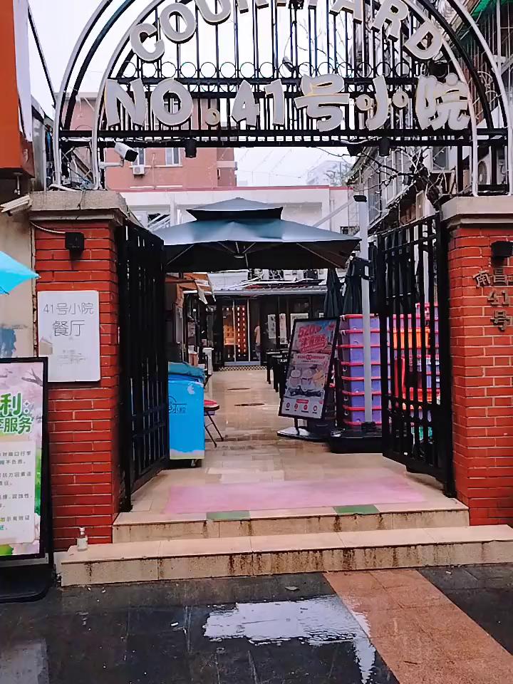 心里有光，日子就会明亮。平凡的日子里，藏着甜甜的浪漫。慢慢来，美好都在赶来的路上