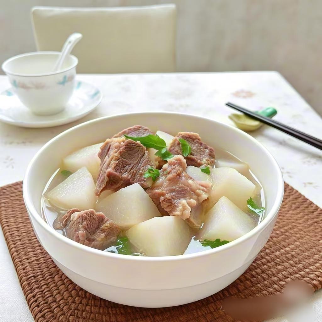 大家好，我是你们的美食博主小厨！今天给大家带来一道暖心又下饭的家常美味——牛腩炖