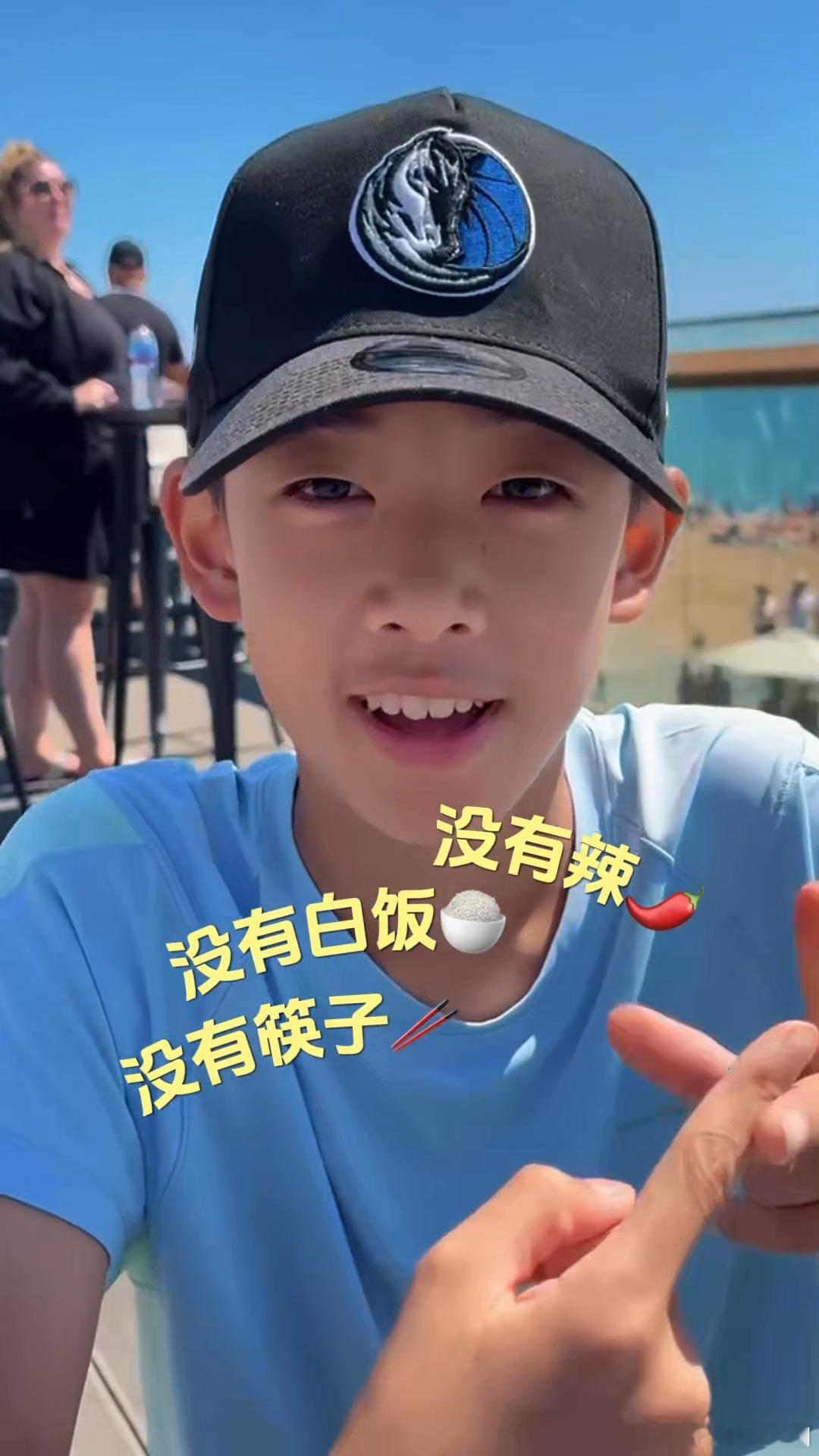 应采儿嘻嘻jasper不嘻嘻 别人暑假晒旅游，应采儿晒jasper夏令营照片配文