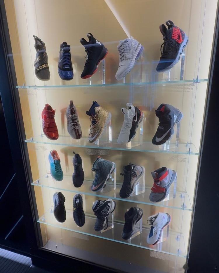 11月21日讯 球鞋媒体Nicekicks晒出了在Nike总部展示的一些詹姆斯鞋