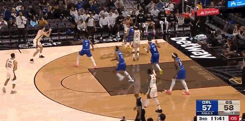 库里这种挑篮难度绝对天花板级别，太丝滑了
全联盟除了库里能把这种远距离挑篮当做常