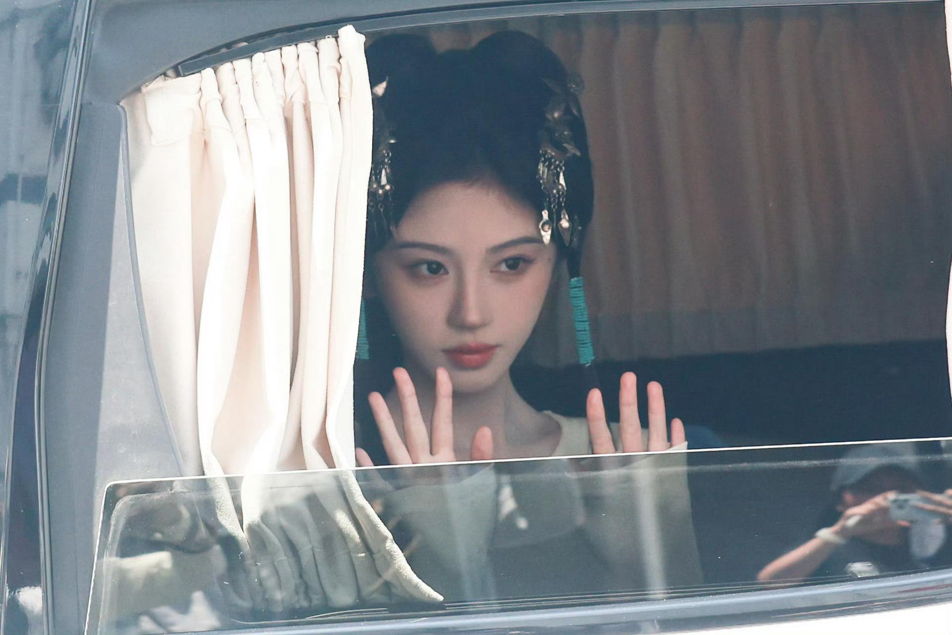 jjy鞠婧祎jjy 鞠婧祎姜黎非“你的身影落在了青春的回忆，充满了美好” 