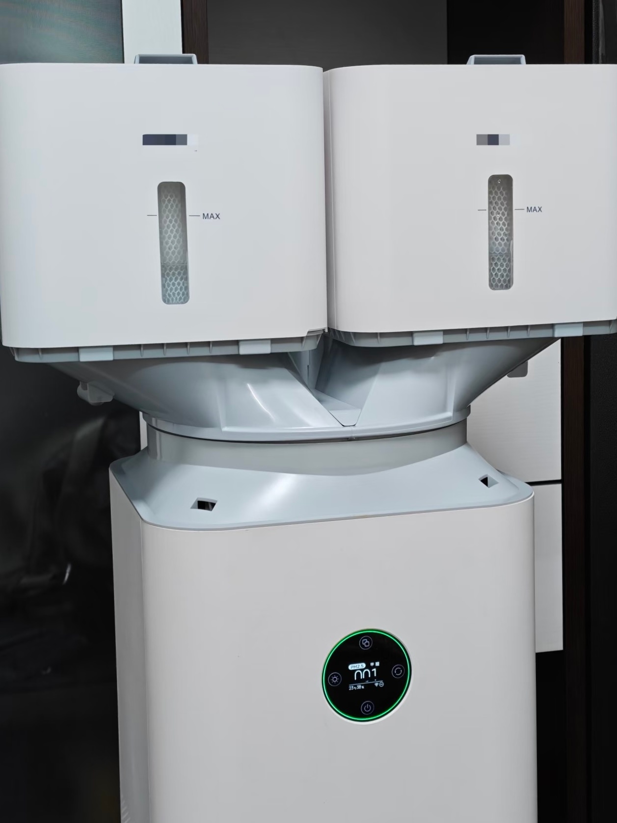 小🍠看到有网友在空气净化器上面加了两个水箱，用净化器的风来带动水分蒸发，自制成