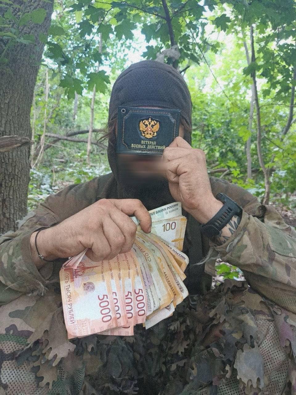 一身穿吉利迷彩服的乌克兰特种部队士兵在森林中击毙一俄罗斯士兵；并在他身上缴获的俄