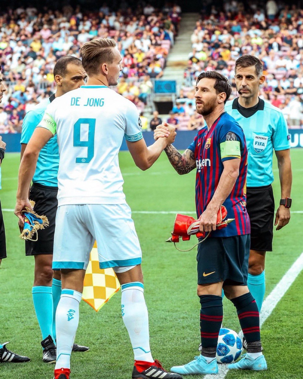 埃因霍温官推：这只是比赛中两位传奇人物的随机图片🙏#梅西[超话]# ​​​