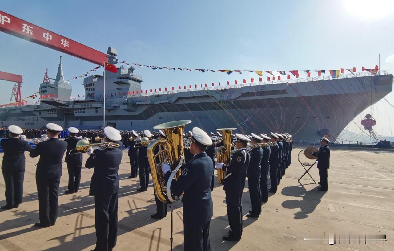 中国自主研发的全球首款电磁弹射076型两栖攻击舰首舰四川舰下水，对世界政治军事格