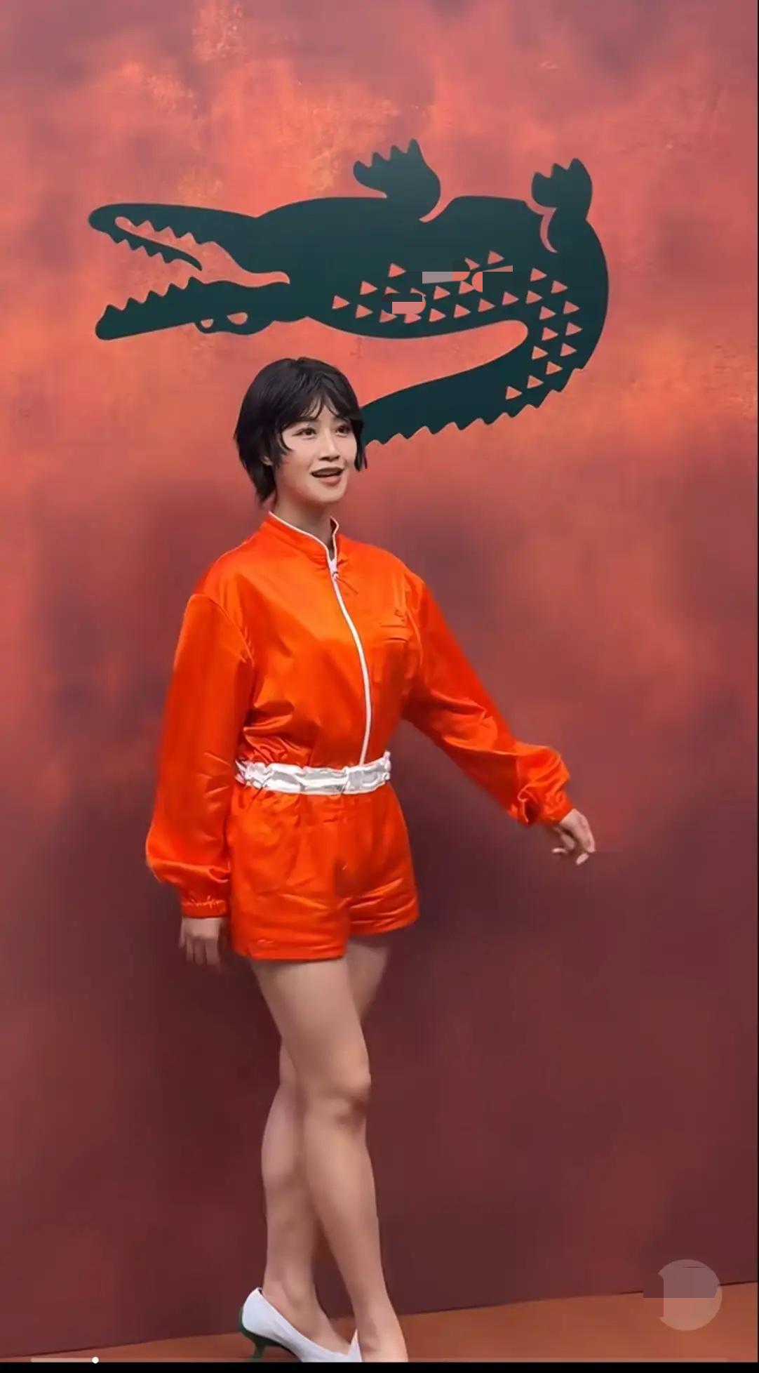 这是秀场还是舞场？蓝盈莹巴黎秀一身亮橙登场，第一眼还真有点晃眼。
利落短发配上亮