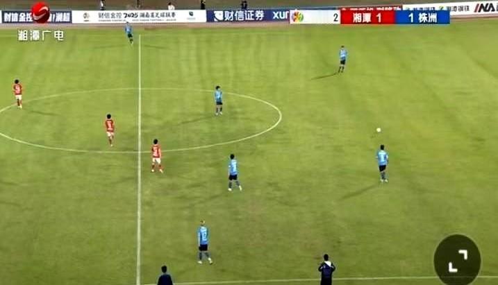今天晚上19点38分，湘超联赛第六轮首场比赛开始。
这比赛看得人心里憋着一股劲，