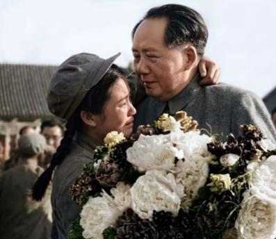 她，是唯一一个敢当众抱住毛主席的女人，也是135万大军中唯一一个立下一等功的女人