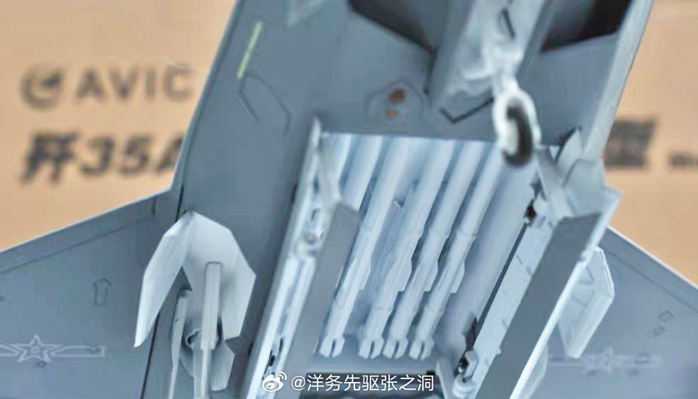 16x6真的看腻了，其实很想看看需要外挂的格斗弹，是不是也会采用类似F-35的玩