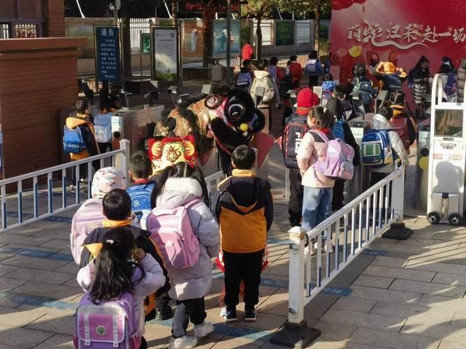 因为虽名义上是放假，但仍然是学海无涯苦作舟，根本轻松愉快不着。
家长也可能更操心