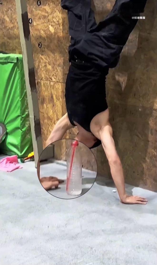 姚琛真的拍了倒立喝水 粉丝剪了同款发型，姚琛就拍了倒立喝水。这种双向奔赴的整活，