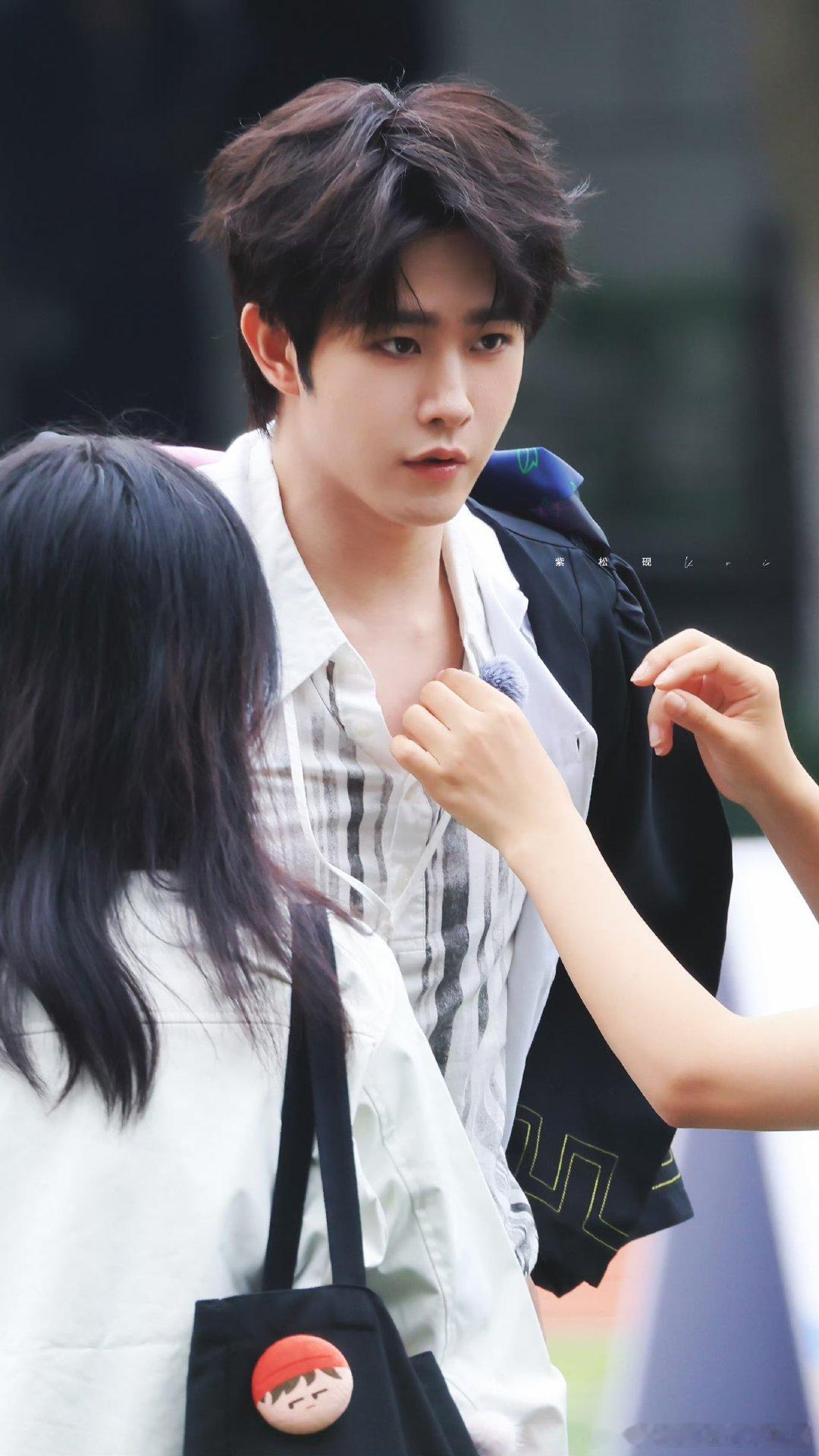 田嘉瑞学士服造型田嘉瑞综艺路透释出！学士服加身青春感爆棚，帅气值直接拉满。 ​​