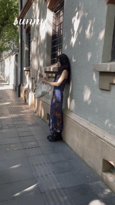徐若晗随便一站就是现偶女主 救命！这是什么漫撕女下凡现场！徐若晗往路边电线杆一靠