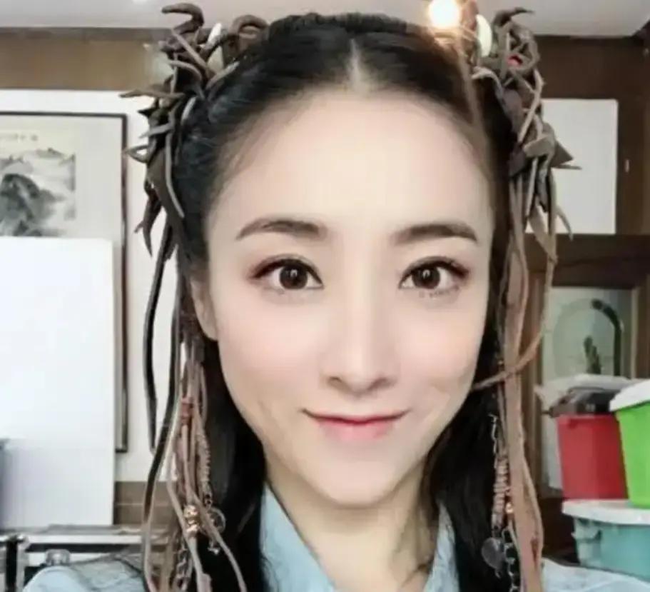 张艺谋把她开除了，为了报复张艺谋，她举报了张艺谋超生。后来，张艺谋被罚款748万