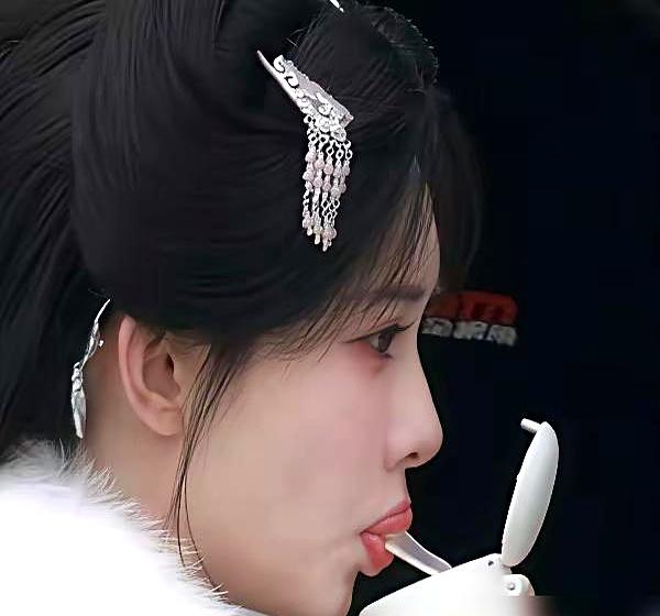 一张吻戏截图被放到像素点上拷问时，孟子义却用一张“喝水照”把悬念掀翻了：哪有伸舌