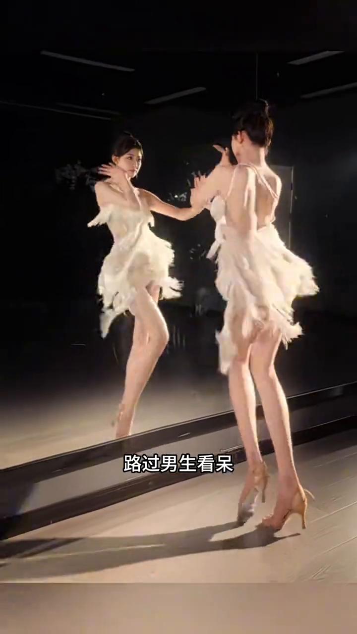 女校花这舞蹈野性风格拉满，路过男生看呆。
这种舞蹈怎么练？今天教大家学一下。首先