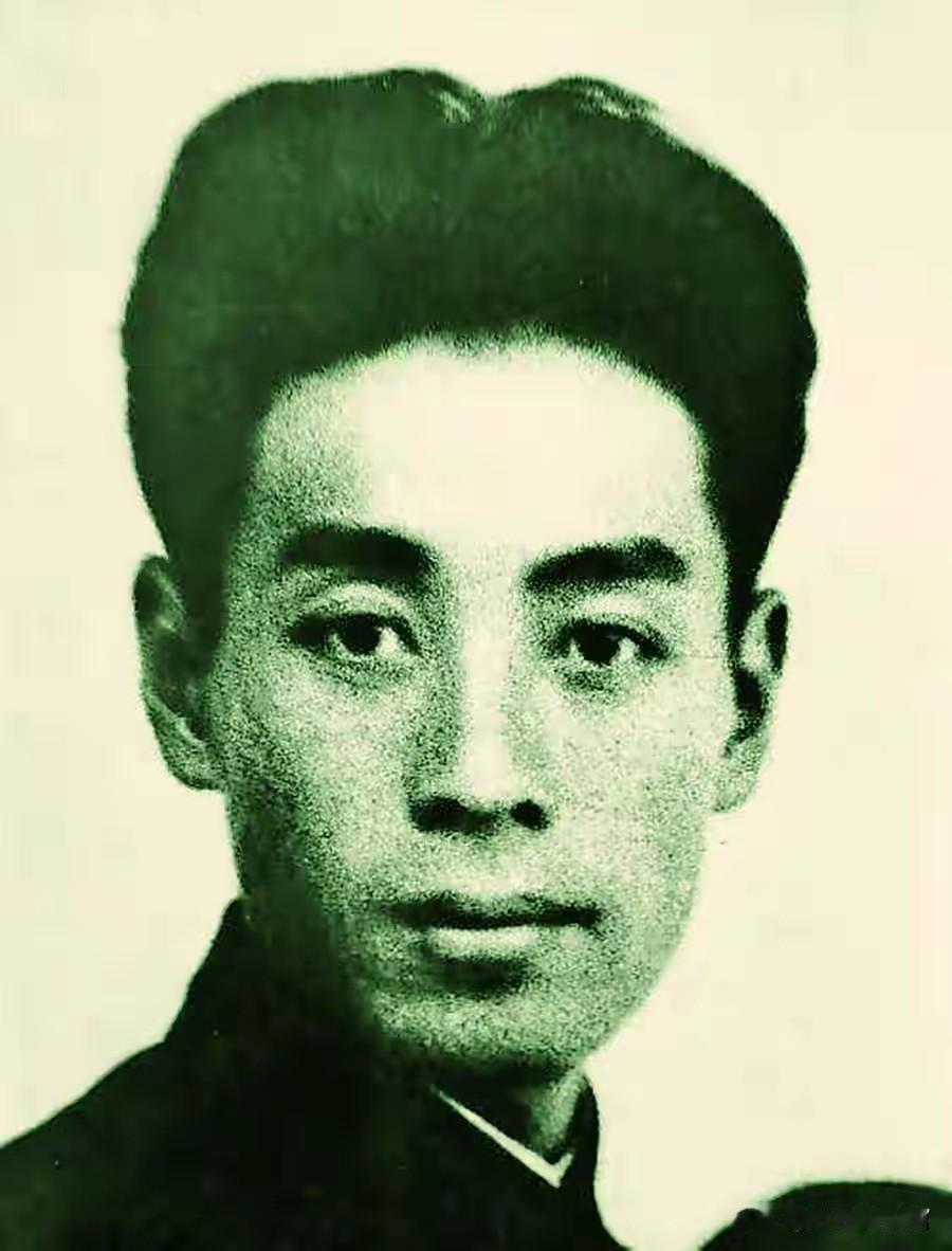 周恩来，伟大无产阶级革命家、新中国首任总理。青年投身革命，领导建党、长征、抗战与
