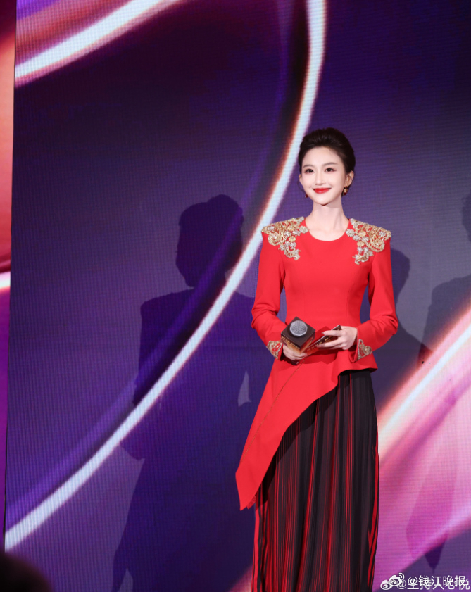 #春晚主持人新面孔刘心悦毕业于浙传#【总台春晚主持人阵容发布，39岁刘心悦成新面