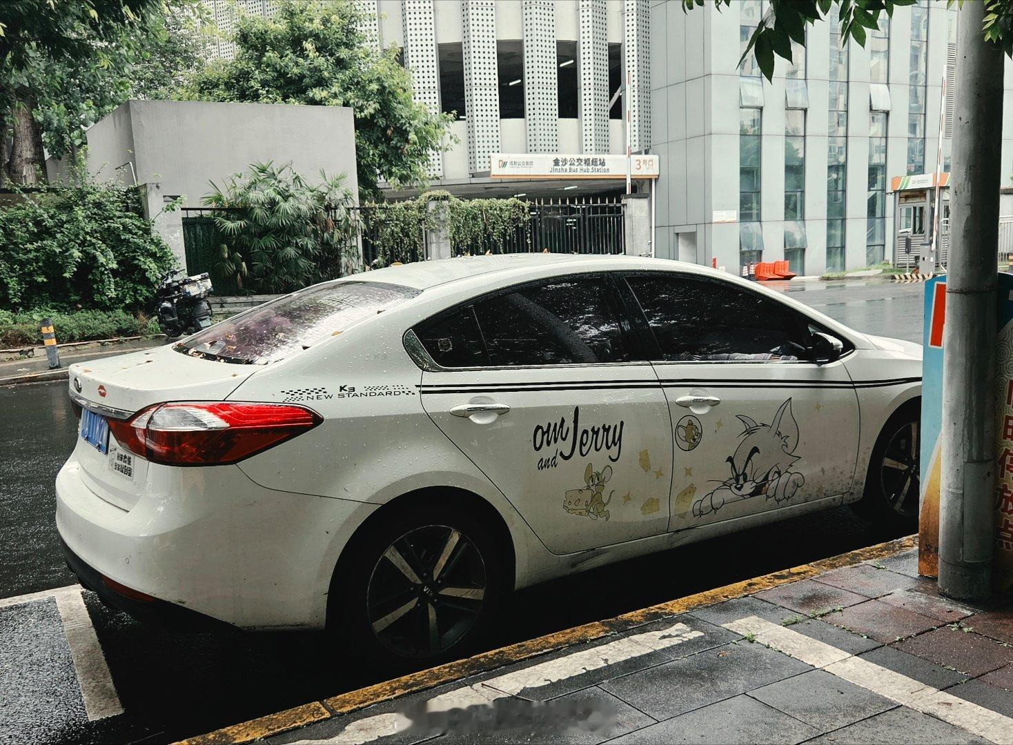 随手拍成都成都街拍城市影像记手机摄影爱好者成都街头的个性车贴。 成都