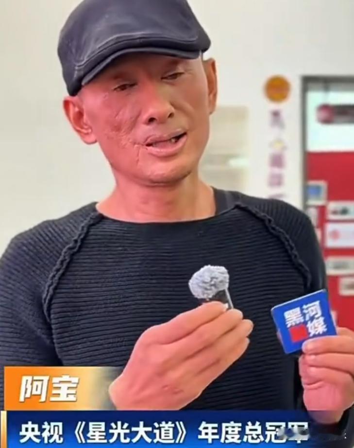 很久没在公开场合露面的￼阿宝⁠￼￼终于出山了 但是他的脸是怎么了 以前也一直是这
