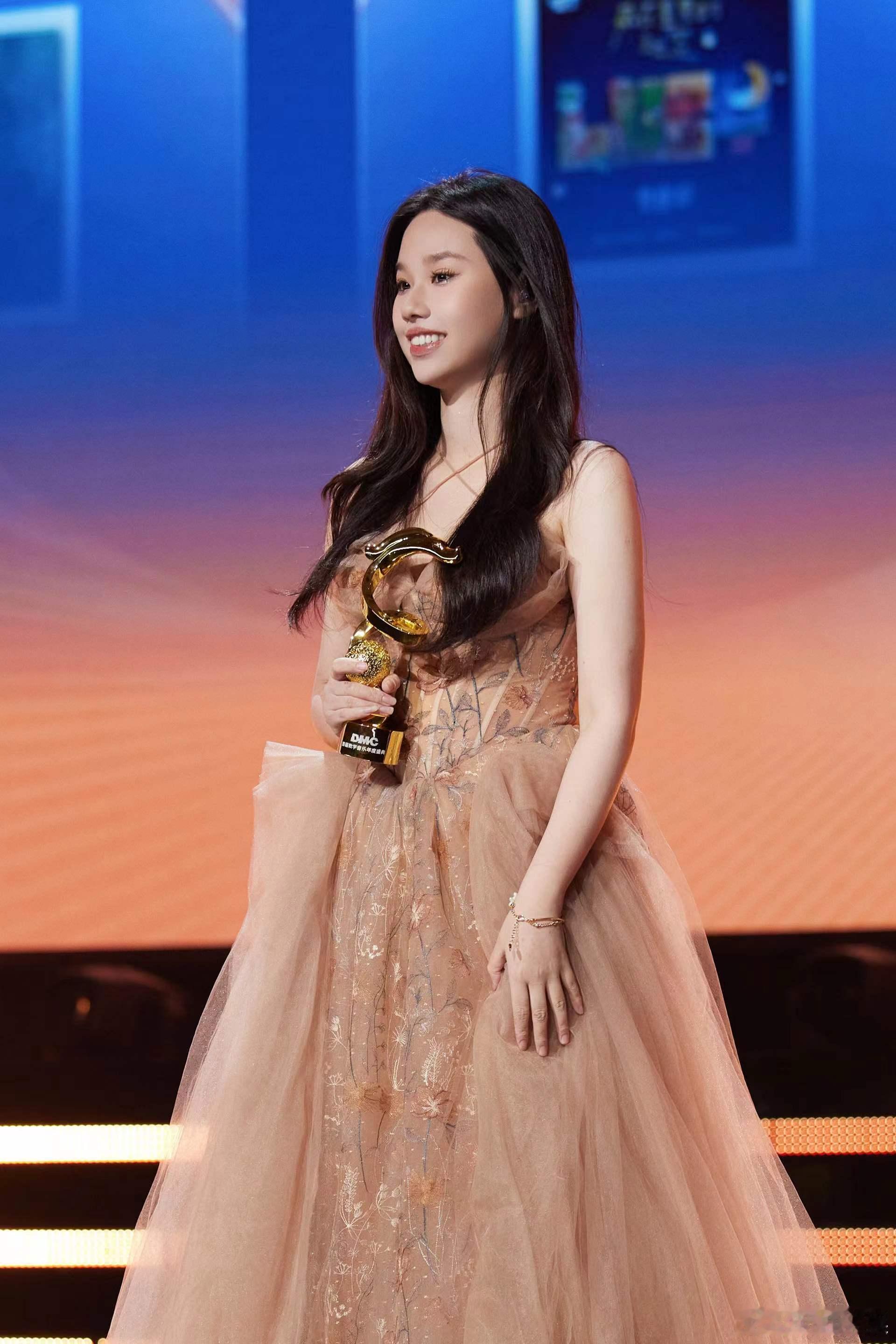 #首届数字音乐年度盛典# 恭喜板娘 获得年度新锐音乐人歌曲奖！这是对她才华的高度