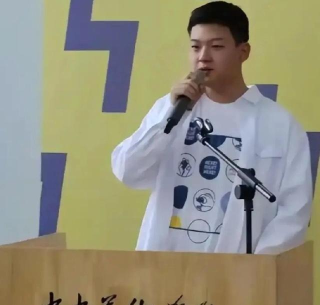 离开了央视主持岗位的朱军，现在靠儿子为自己争光了。
朱军1991年加入甘肃电视台