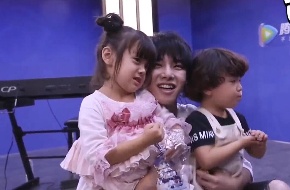 两段父女情：一段是他与父辈的成长羁绊，一段是他和小女儿的温柔救赎
 
一、华晨宇