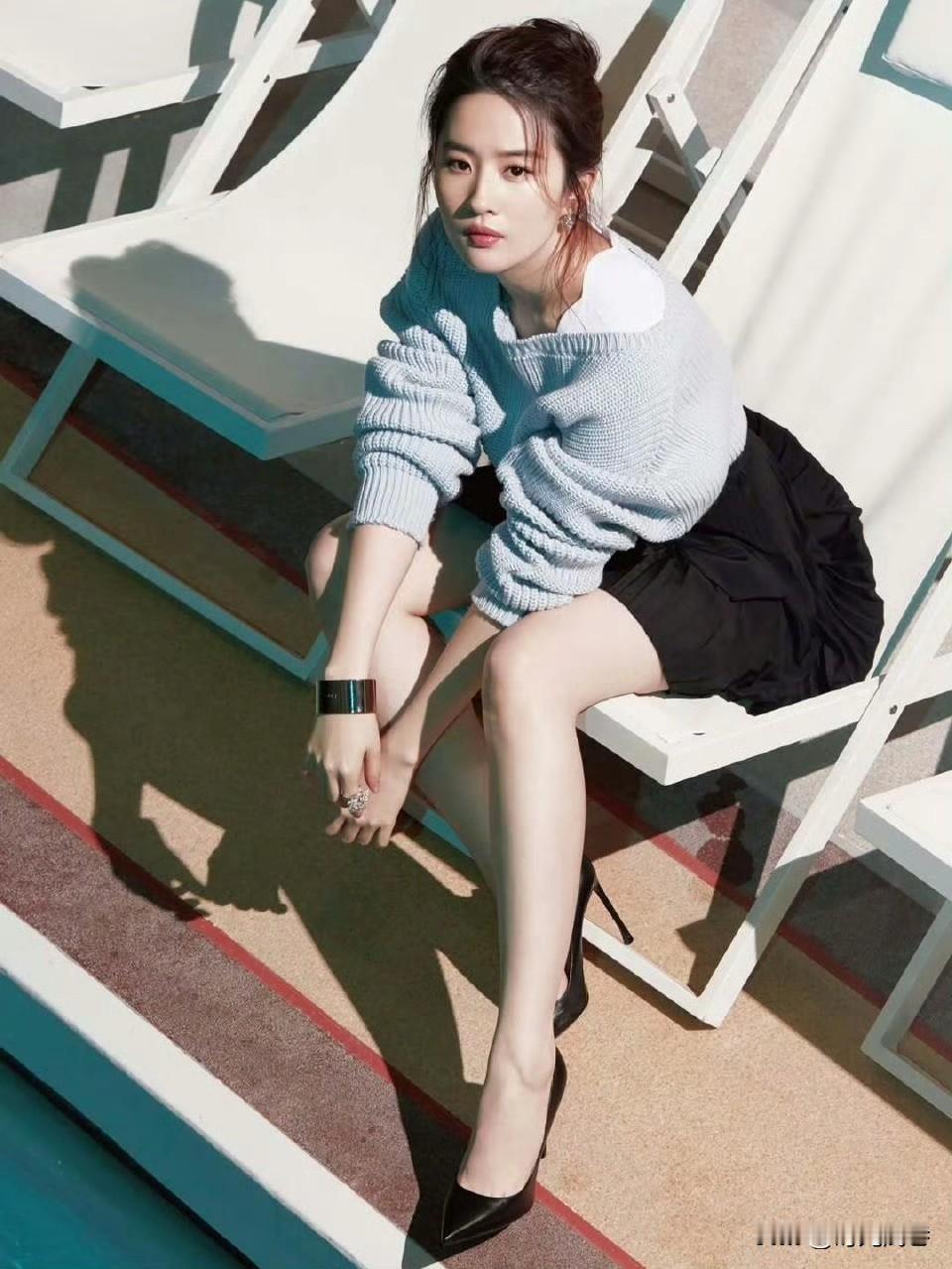 阳光下的刘亦菲，短裙搭配高跟鞋。突出完美无瑕的腿部柔美线条！刘亦菲 明星 刘亦菲