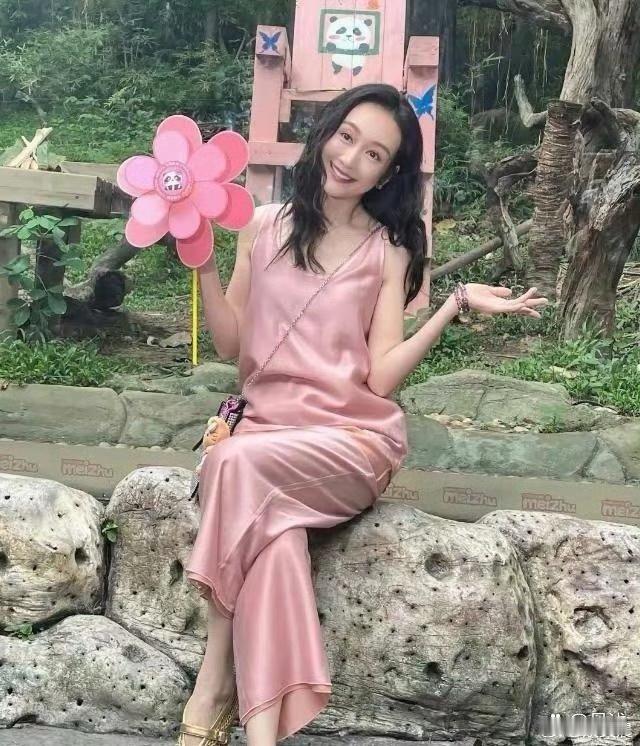 王鸥近照气质绝了！褪去青涩，多了几分温柔的妈妈韵味，温柔又大气，越看越有魅力～ 