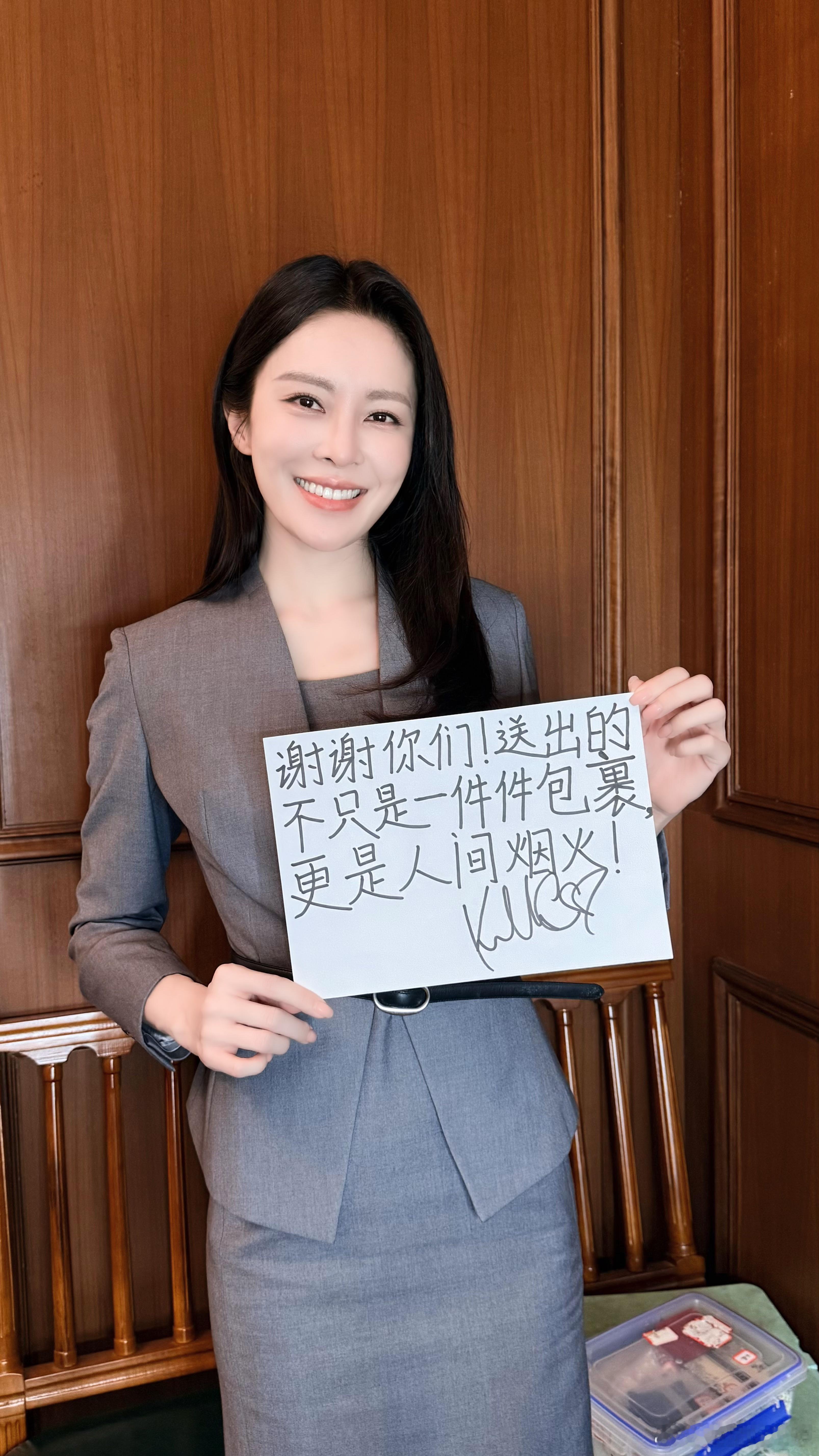 TVB剧组请快递员喝消暑饮品TVB陈豪张曦雯致敬一线快递员看到剧组主动关心快递员