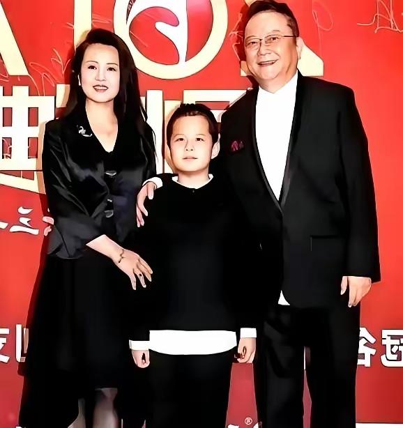 当年王刚为了送闺女王婷婷去英国学画画，那真是拼了老本。
 
1996年啊，他愣是