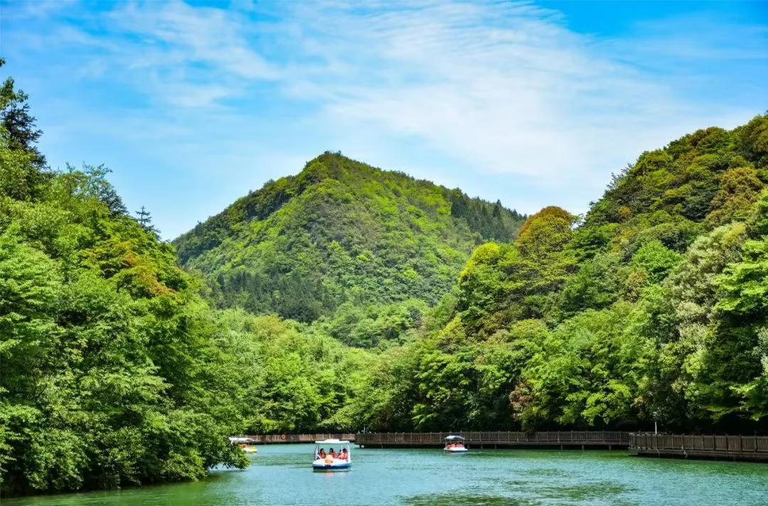 【有人困在世间里，有人体验着这世间】
        有人困在世间里，有人体验着