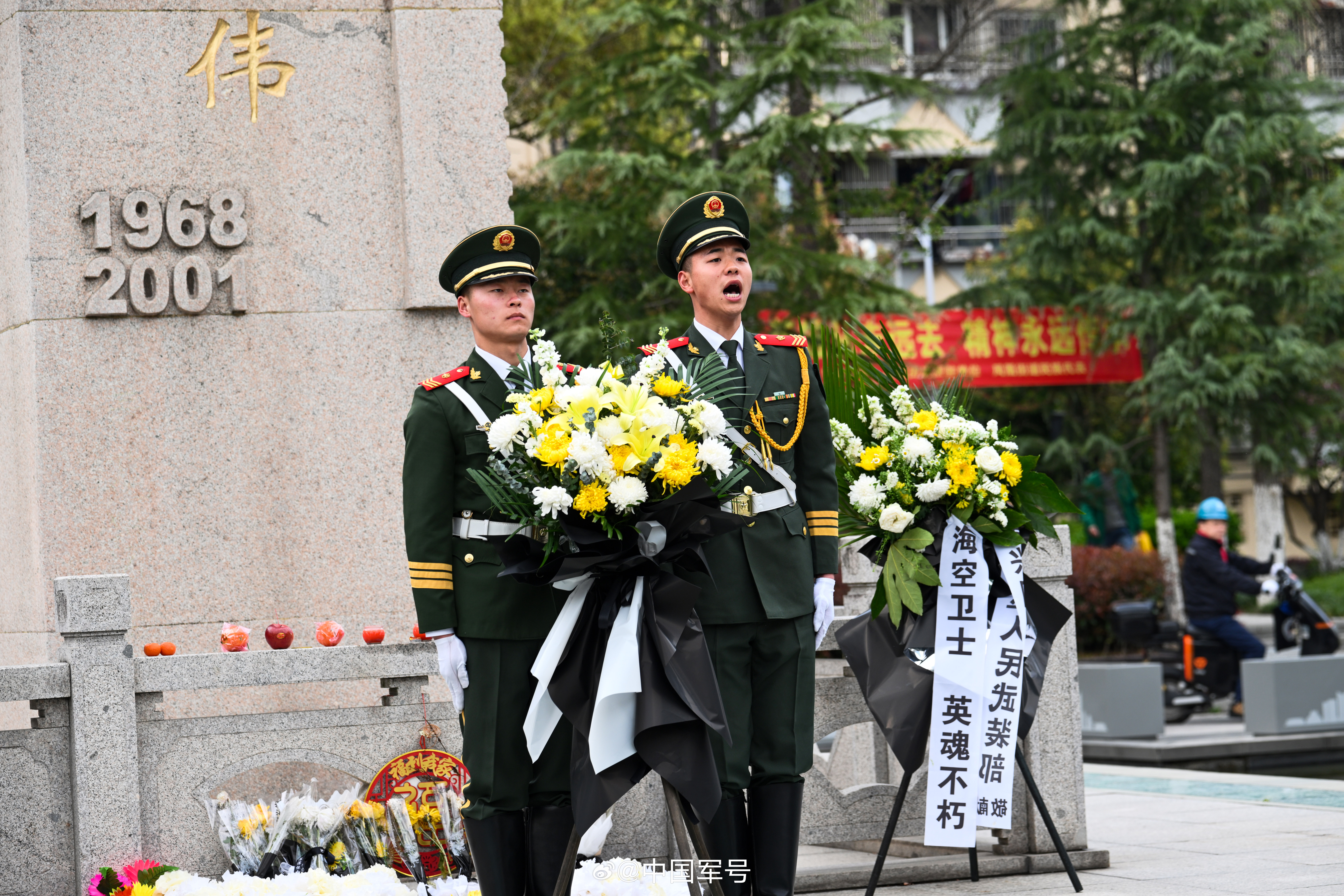 【武警官兵开展缅怀王伟烈士主题教育活动 】近日，武警浙江总队湖州支队组织官兵走进