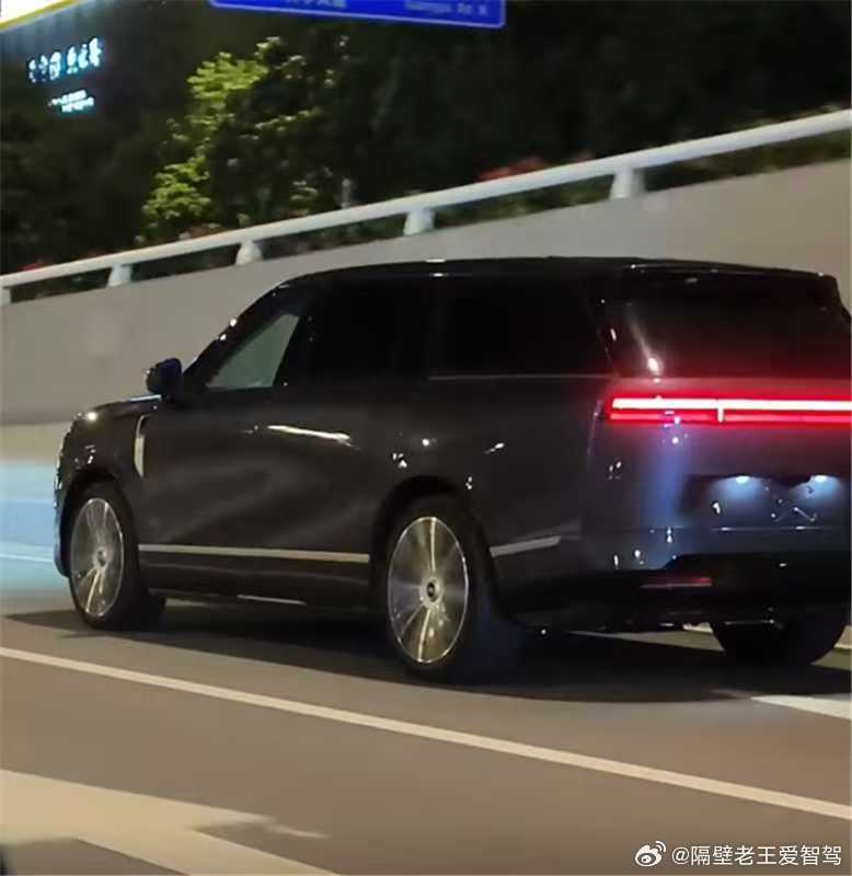 小鹏gx 实车上路  这颜值真的可以 小鹏终于有属于自己的旗舰车型了小鹏GX实车