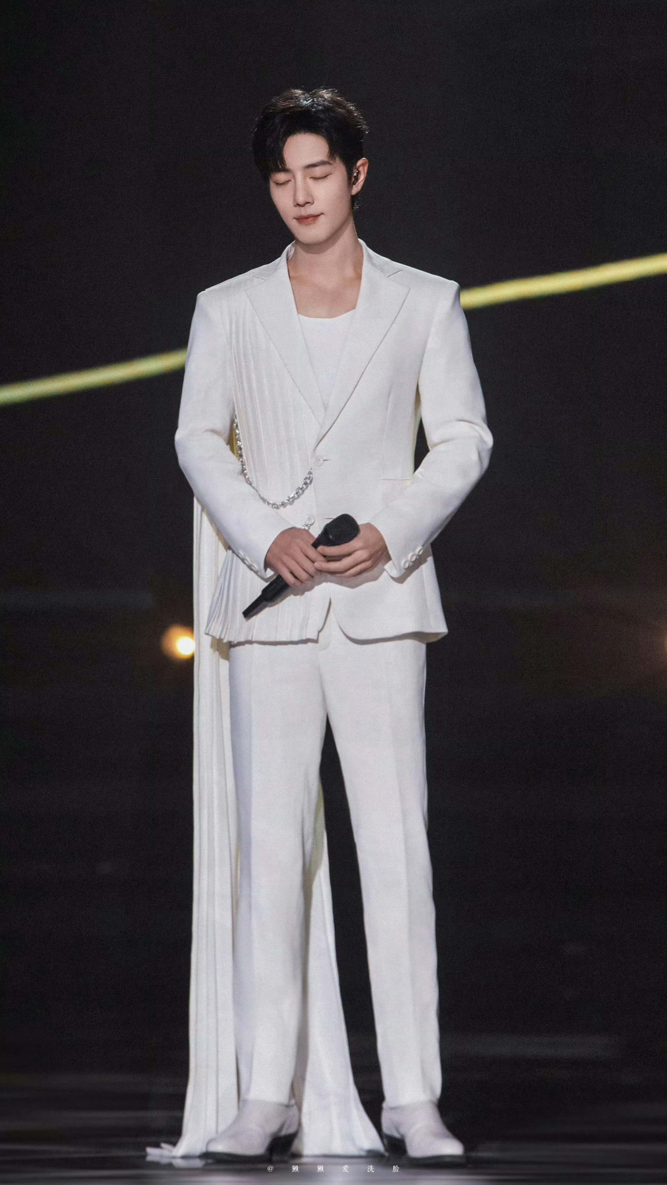 很多东西看久了都会腻，唯独你，越看越欢喜。肖战◎肖战微博之夜