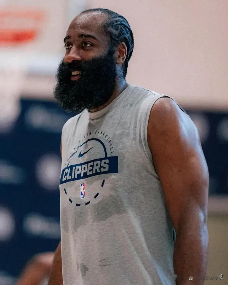 下面是一条关于快船巨星哈登的坏消息！今天快船将会坐镇主场迎战勇士，让人感到特别惋