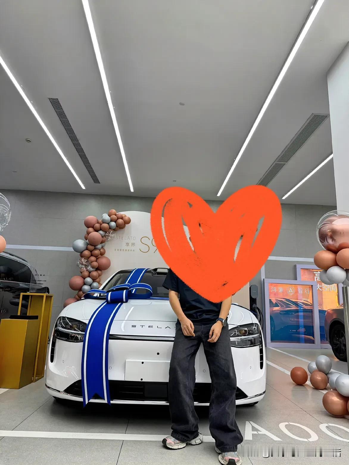 这交付专员还是很会拍照的
他跟说：一直以为我身高才 1.83 米
没想到今天见到
