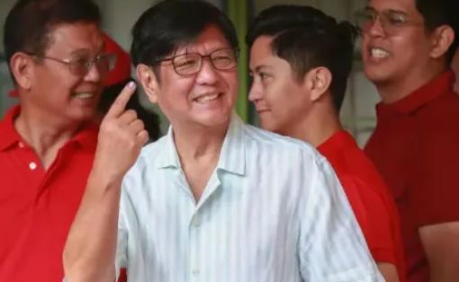 菲律宾人民觉醒了！
在当地时间28日，菲律宾爆发了大规模的抗议游行，并且把怒火撒