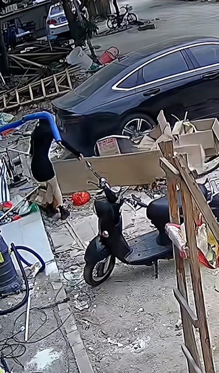 两名女生发现异常，大火势渐大即将波及一旁车辆，女生立即上前灭火，扑灭明火，女生默